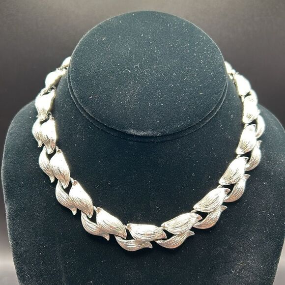 BOGO Free Jewelry...Lisner Matte Textured Silver Leaf Choker Necklace - Picture 3 of 7